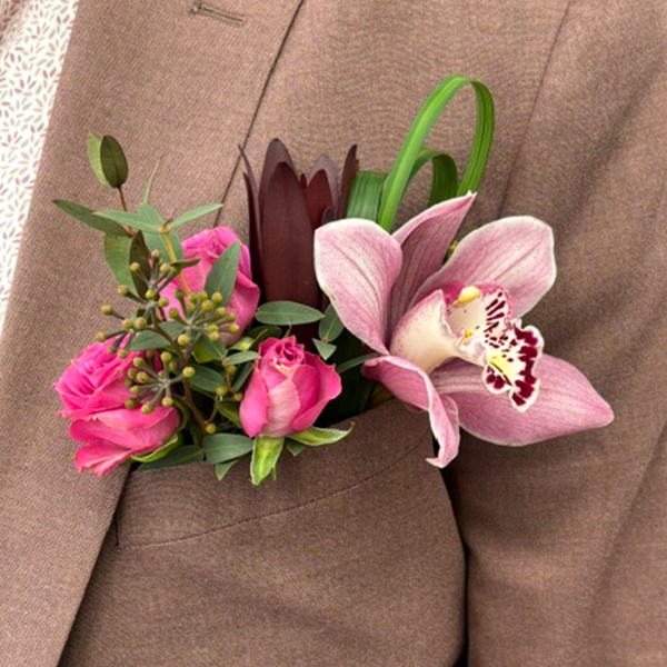 boutonniere homme pochette fleurs naturelles sans epingle veston